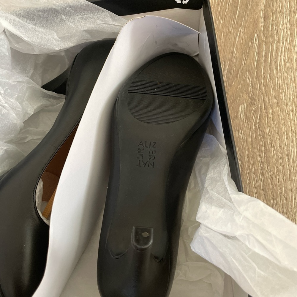 Naturalizer heels brand new! Size 9M